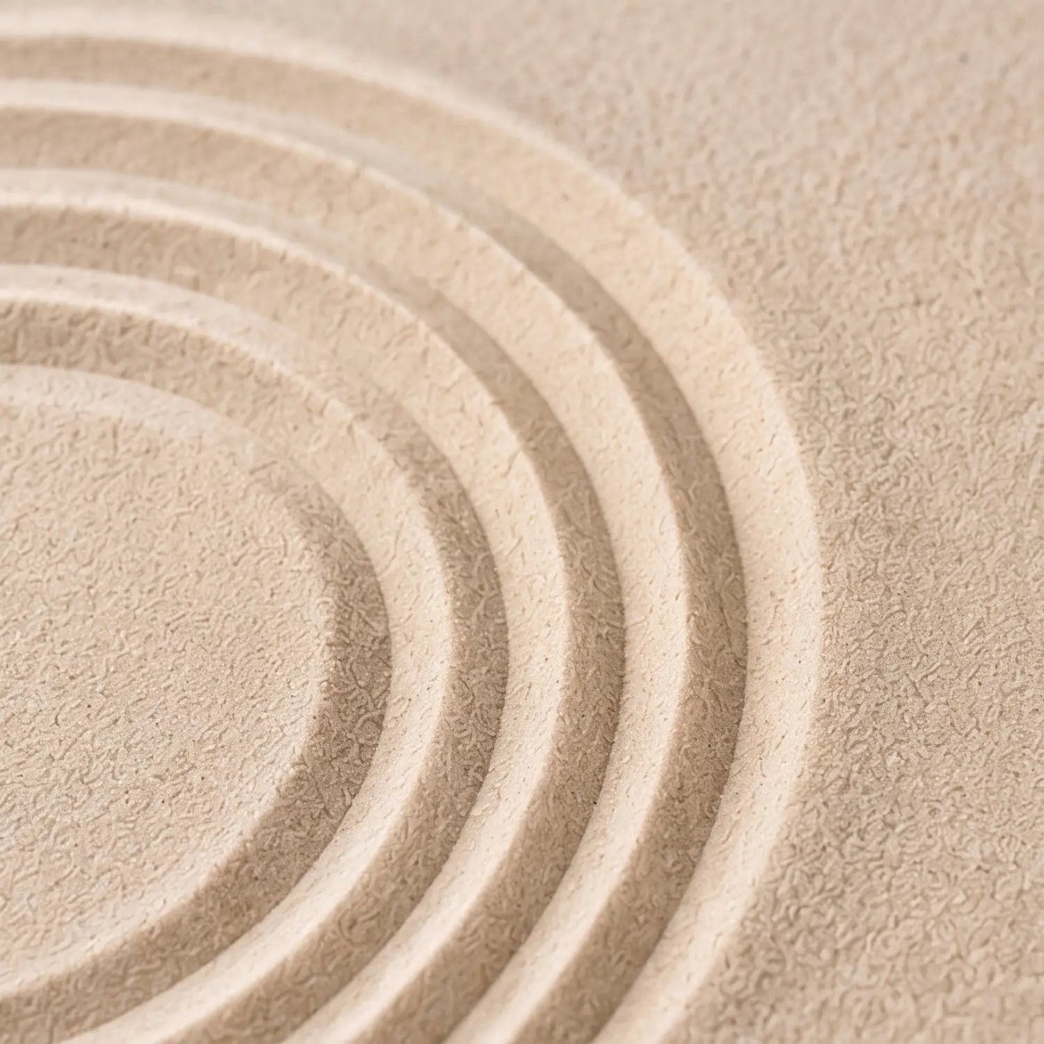 Weite, geschwungene Linien in hellem Sand wie Dünen